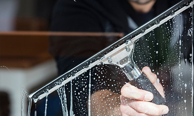 Glas- und Rahmenreinigung